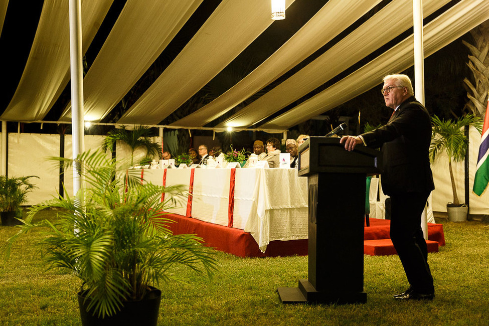 Bundespräsident Frank-Walter Steinmeier hält eine Ansprache beim Staatsbankett gegeben vom Präsidenten Adama Barrow in Banjul anlässlich seines Staatsbesuchs in der Republik Gambia  