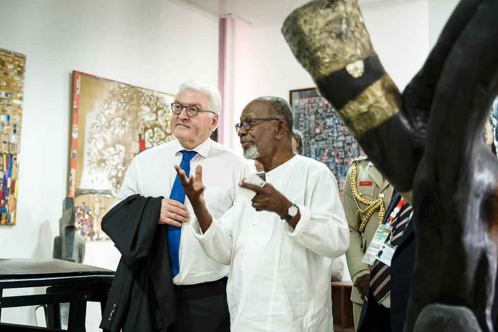 Bundespräsident Frank-Walter Steinmeier beim Rundgang durch die Artists Alliance Gallery mit dem Besitzer Ablade Glover anlässlich seines Staatsbesuchs in der Republik Ghana