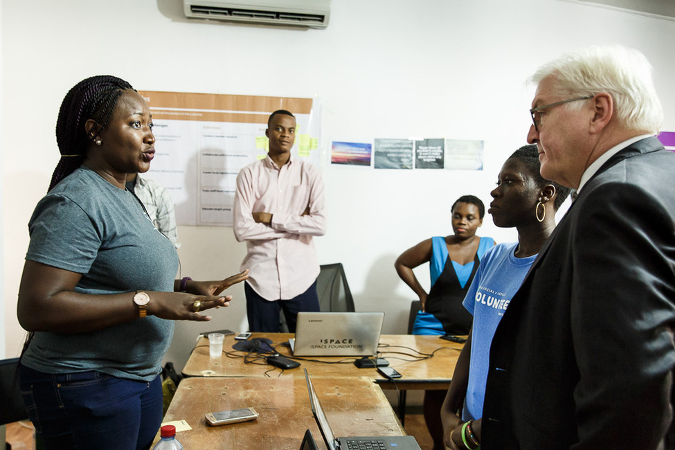 Bundespräsident Frank-Walter Steinmeier beim Gespräch mit jungen Unternehmerinnen und Unternehmern des Start-Up-Inkubators iSpace Ghana anlässlich seines Staatsbesuchs in der Republik Ghana