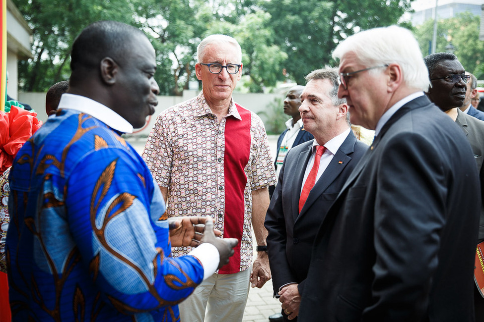 Bundespräsident Frank-Walter Steinmeier beim Gespräch mit Rückkehrern bei der Eröffnung des Migrationsberatungszentrums´anlässlich seines Staatsbesuchs in der Republik Ghana