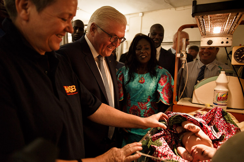 Bundespräsident Frank-Walter Steinmeier beim Rundgang durch das Krankenhaus des Arbeiter-Samariter-Bund in Banjul anlässlich seines Staatsbesuchs in der Republik Gambia  