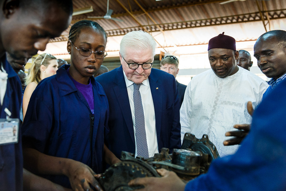 Bundespräsident Frank-Walter Steinmeier beim Rundgang durch das Gambia Technical Training Institute in Banjul anlässlich seines Staatsbesuchs in der Republik Gambia  