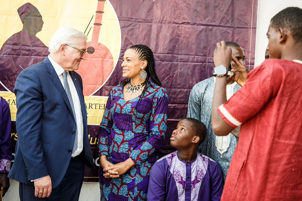 Bundespräsident Frank-Walter Steinmeier beim Gespräch mit der Gründerin der Amadou Bansang Jobarteh-Musikschule und Sängerin Sona Jobarteh in Banjul anlässlich seines Staatsbesuchs in der Republik Gambia  