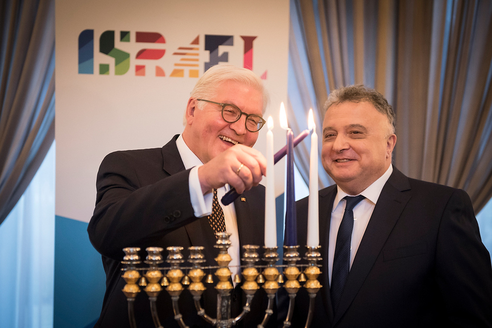 Bundespräsident Frank-Walter Steinmeier beim Entzünden des Chanukka Leuchters gemeinsam mit dem Botschafter des Staates Israel, Jeremy Issacharoff, in Berlin anlässlich des Auftakts des Jubiläumsjahres 2018 '70 Jahre Staatsgründung Israel'