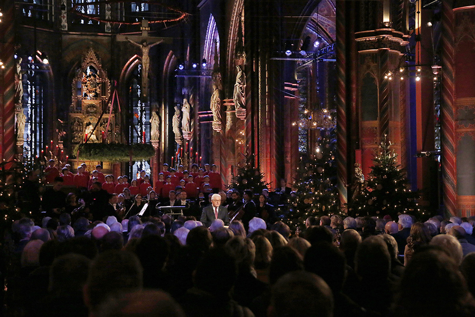 Bundespräsident Frank-Walter Steinmeier liest die Weihnachtsgeschichte in der Marienbasilika in Kevelaer anlässlich der ZDF-Sendung 'Weihnachten mit dem Bundespräsidenten'