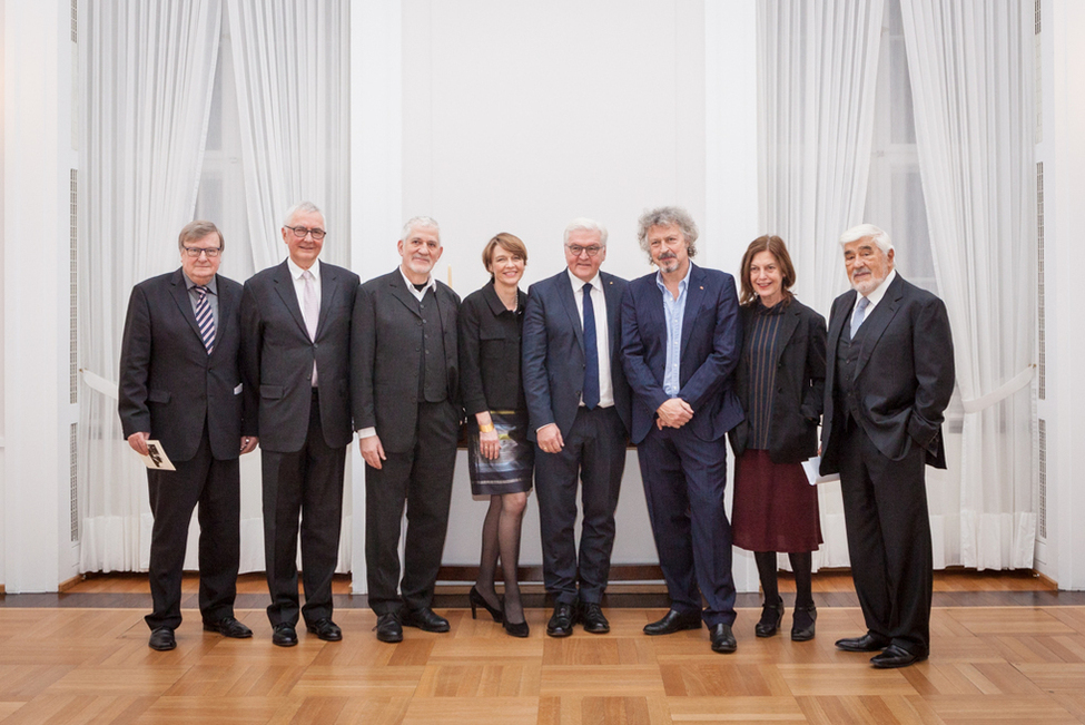 Bundespräsident Frank-Walter Steinmeier und Elke Büdenbender mit Karl-Josef Kuschel, Andreas Isenschmid, Ilja Richter, Wolfgang Niedecken, Angela Winkler und Mario Adorf bei der Soiree zu Ehren von Heinrich Böll aus Anlass seines 100. Geburtstages 