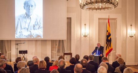 Bundespräsident Frank-Walter Steinmeier hält eine Ansprache bei der Soiree zu Ehren von Heinrich Böll aus Anlass seines 100. Geburtstages im Großen Saal von Schloss Bellevue 