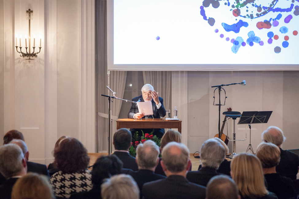 Lesung von Auszügen aus 'Undines gewaltiger Vater' von Heinrich Böll durch Mario Adorf im Großen Saal bei der Soiree zu Ehren von Heinrich Böll aus Anlass seines 100. Geburtstages in Schloss Bellevue 