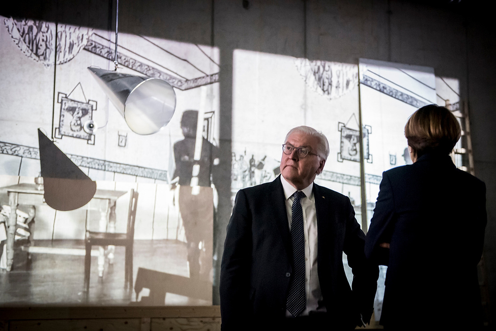 Bundespräsident Frank-Walter Steinmeier und Elke Büdenbender beim Rundgang durch die Ausstellung im Kubus der Kunsthalle Mannheim anlässlich der Eröffnung des Erweiterungsbaus