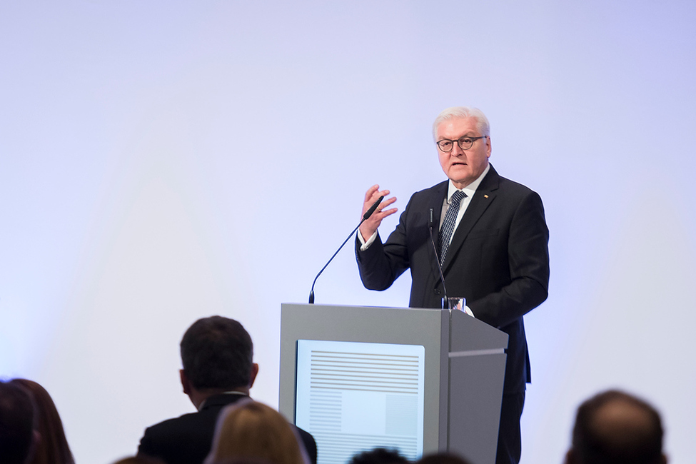 Bundespräsident Frank-Walter Steinmeier hält eine Ansprache im Foyer der Kunsthalle Mannheim anlässlich der Eröffnung des Erweiterungsbaus