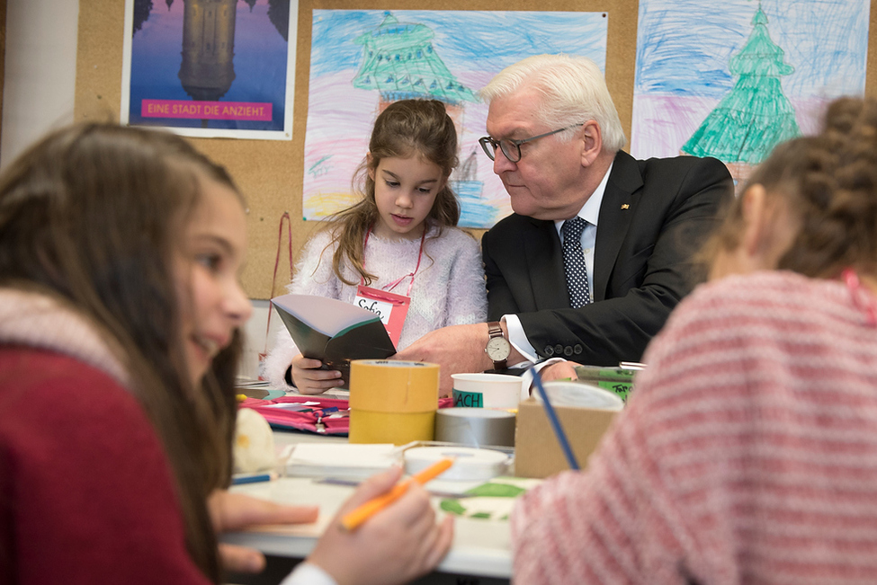 Bundespräsident Frank-Walter Steinmeier bei der Begegnung mit Schülerinnen und Schülern im Kunstatelier der Johannes-Kepler-Schule in Mannheim 