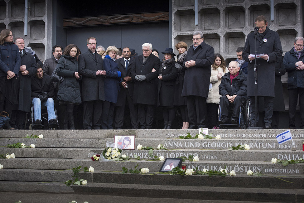 Bundespräsident Frank-Walter Steinmeier und Elke Büdenbender lauschen der Rede des Regierenden Bürgermeisters Michael Müller vor der Kaiser-Wilhelm-Gedächtniskirche anlässlich des Gedenkens an den Anschlag auf dem Breitscheidplatz