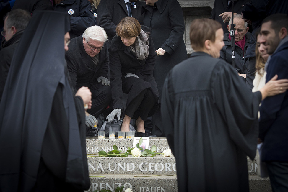 Bundespräsident Frank-Walter Steinmeier und Elke Büdenbender bei der Niederlegung der Friedenslichter an dem neu eingeweihten Gedenkzeichen auf den Stufen vor der Gedächtniskirche anlässlich des Gedenkens an den Anschlag auf dem Breitscheidplatz