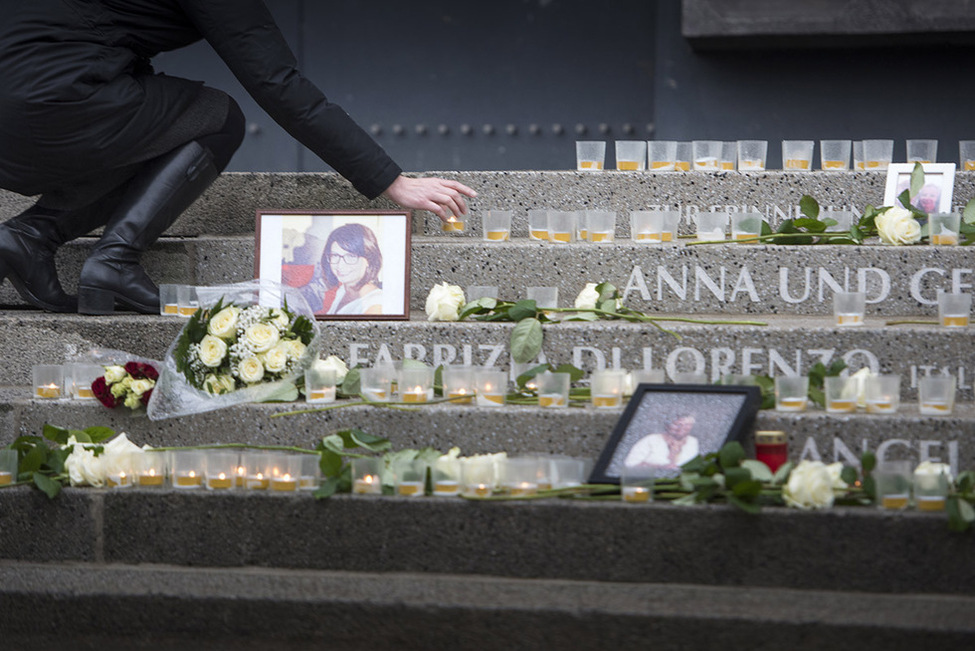 Niederlegung von Friedenslichtern an dem neu eingeweihten Gedenkzeichen auf den Stufen vor der Kaiser-Wilhelm-Gedächtniskirche anlässlich des Gedenkens an den Anschlag auf dem Breitscheidplatz