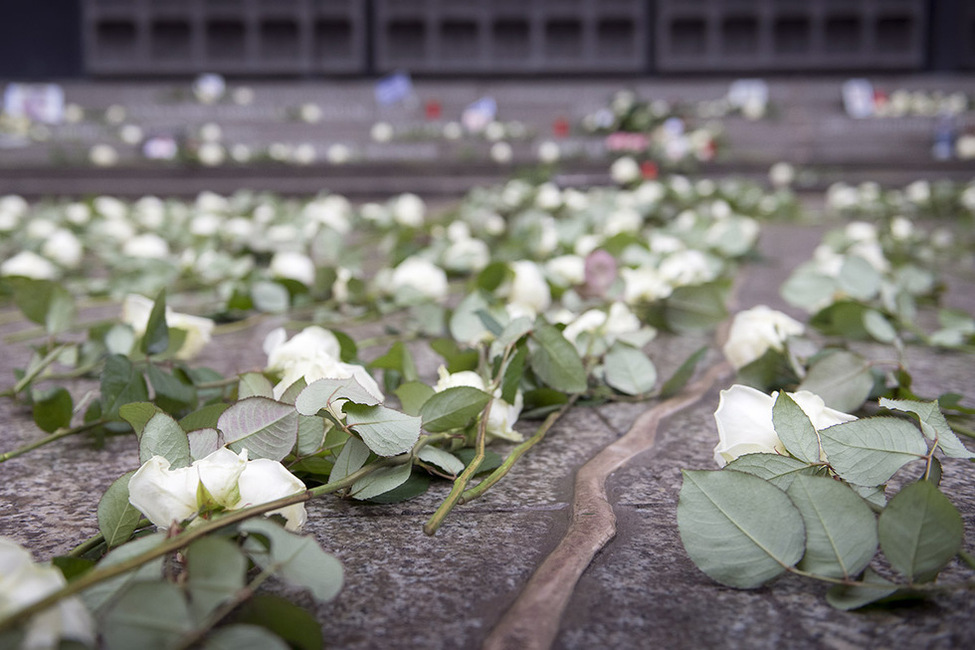 Weiße Rosen liegen neben dem neu eingeweihten Gedenkzeichen vor der Kaiser-Wilhelm-Gedächtniskirche anlässlich des Gedenkens an den Anschlag auf dem Breitscheidplatz