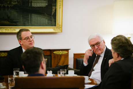 Bundespräsident Frank-Walter Steinmeier im Gespräch mit Daniel Goffart, Robert Schneider und Jörg Harlan Rohleder vom Focus Magazin im Amtszimmer von Schloss Bellevue