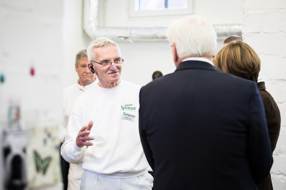 Bundespräsident Frank-Walter Steinmeier und Elke Büdenbender beim Gespräch in der Wäscherei im Kutscherhaus während des Rundgangs über das Gelände des Guts Malchow anlässlich des Besuchs der Suchtselbsthilfegemeinschaft der Stiftung Synanon in Berlin 