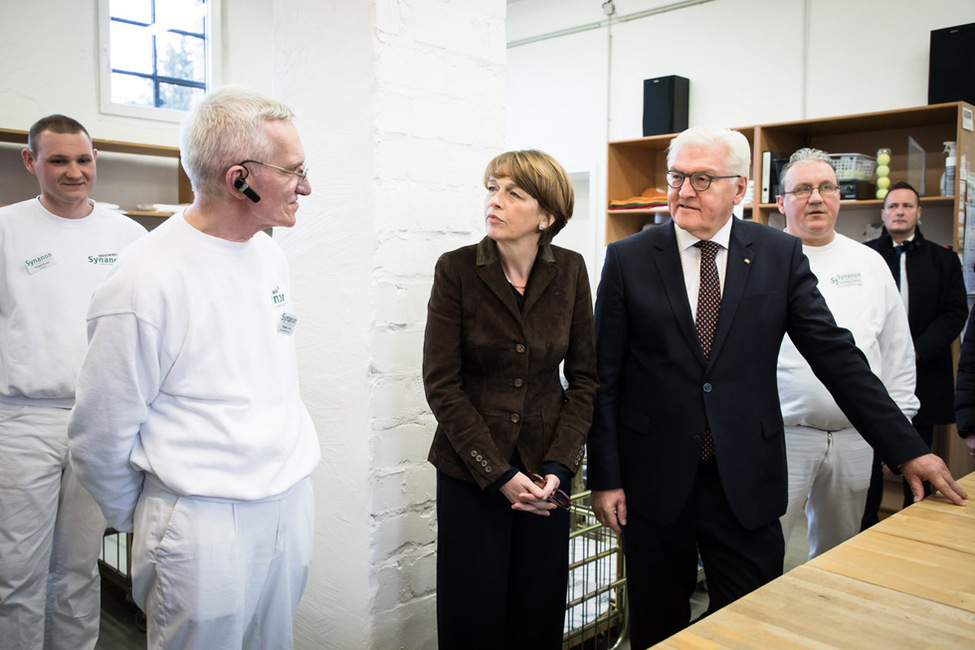 Bundespräsident Frank-Walter Steinmeier und Elke Büdenbender beim Gespräch in der Wäscherei im Kutscherhaus während des Rundgangs über das Gelände des Guts Malchow anlässlich des Besuchs der Suchtselbsthilfegemeinschaft der Stiftung Synanon in Berlin