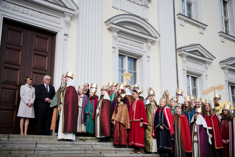 Bundespräsident Frank-Walter Steinmeier und Elke Büdenbender begrüßen die Sternsinger aus dem Bistum Eichstätt am Portal von Schloss Bellevue