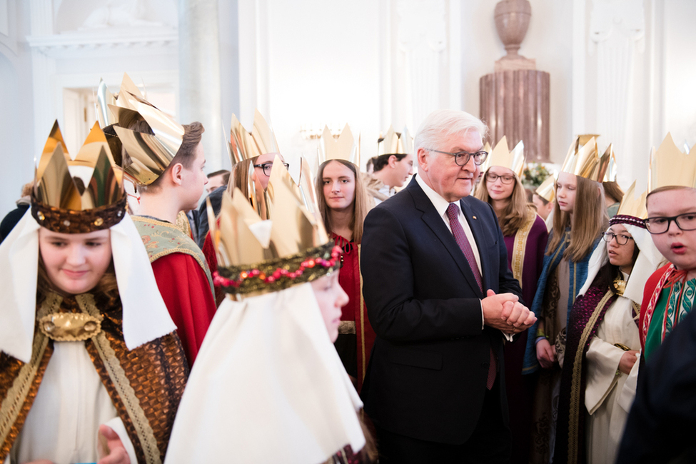 Bundespräsident Frank-Walter Steinmeier tauscht sich mit den Sternsingers aus dem Bistum Eichstätt im Langhanssaal von Schloss Bellevue aus