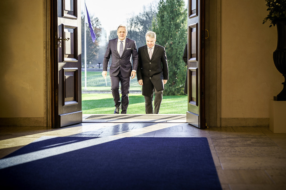 Begrüßung des Botschafters des Souveränen Malteser Ritterordens, Baron Maciej Heydel, am Schlossportal anlässlich seiner Akkreditierung in Schloss Bellevue 