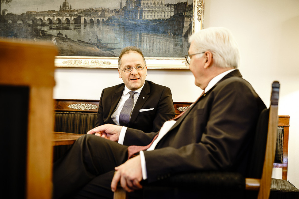 Bundespräsident Frank-Walter Steinmeier beim Gespräch mit dem Botschafter des Souveränen Malteser Ritterordens, Baron Maciej Heydel, im Amtszimmer anlässlich seiner Akkreditierung in Schloss Bellevue 