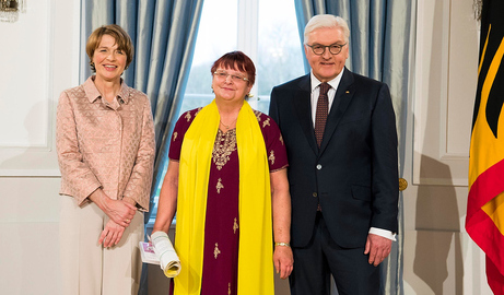 Bundespräsident Frank-Walter Steinmeier und Elke Büdenbender bei der Begegnung  Ilona Launhardt aus Märkisch Luch beim Defilee in Schloss Bellevue anlässlich des Neujahrsempfangs des Bundespräsidenten 2018