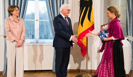 Bundespräsident Frank-Walter Steinmeier und Elke Büdenbender bei der Begegnung mit Stefanie Schmitt aus Bayreuth beim Defilee in Schloss Bellevue anlässlich des Neujahrsempfangs des Bundespräsidenten 2018