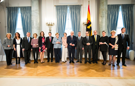 Bundespräsident Frank-Walter Steinmeier und Elke Büdenbender beim Gruppenbild mit dem Kabinett nach dem Defilee in Schloss Bellevue anlässlich des Neujahrsempfangs des Bundespräsidenten 2018