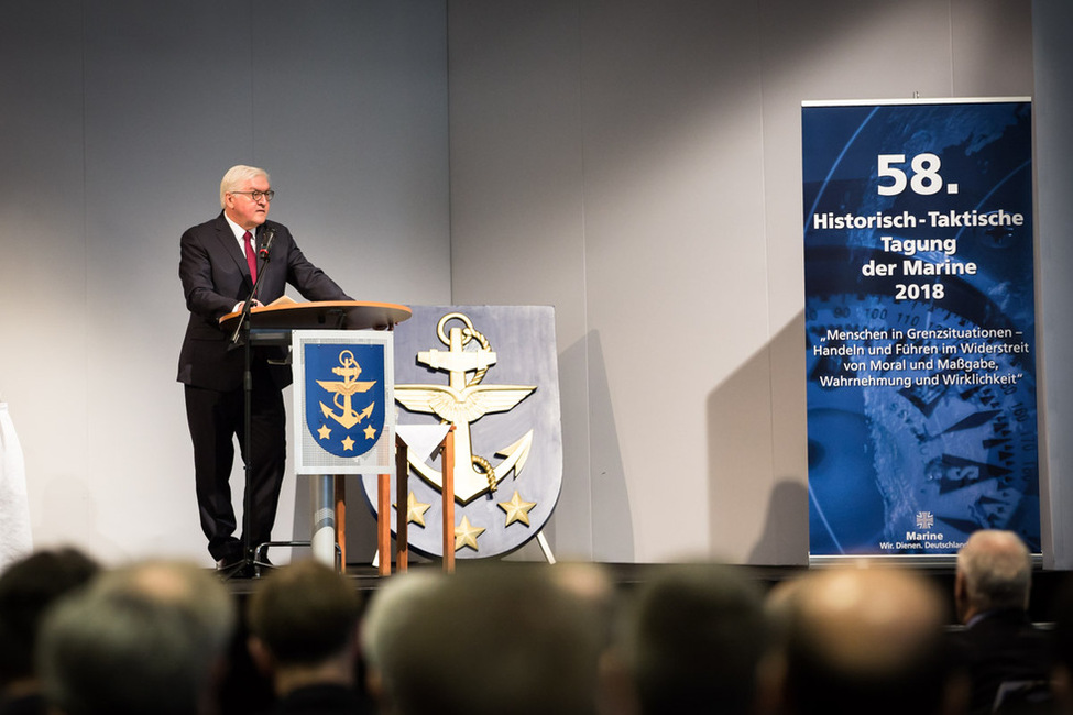 Bundespräsident Frank-Walter Steinmeier hält eine Ansprache im Valkensaal des Van der Valk Resorts anlässlich der 58. Historisch-Taktischen Tagung der Marine in Linstow