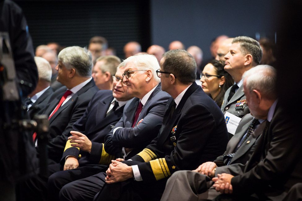 Bundespräsident Frank-Walter Steinmeier beim Austausch mit Vizeadmiral Rainer Brinkmann, Stellvertreter des Inspekteurs der Marine, Befehlshaber der Flotte und Unterstützungskräfte, anlässlich der 58. Historisch-Taktischen Tagung der Marine in Linstow