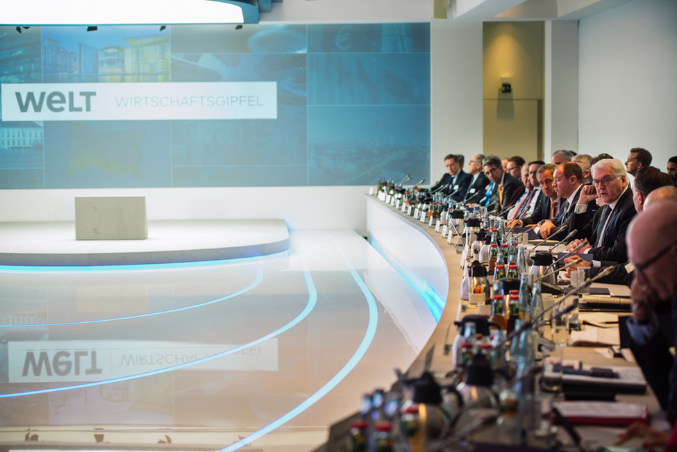 Bundespräsident Frank-Walter Steinmeier beim Austausch mit Teilnehmern und Teilnehmerinnen des WELT Wirtschaftsgipfels im Axel Springer Verlagshaus in Berlin