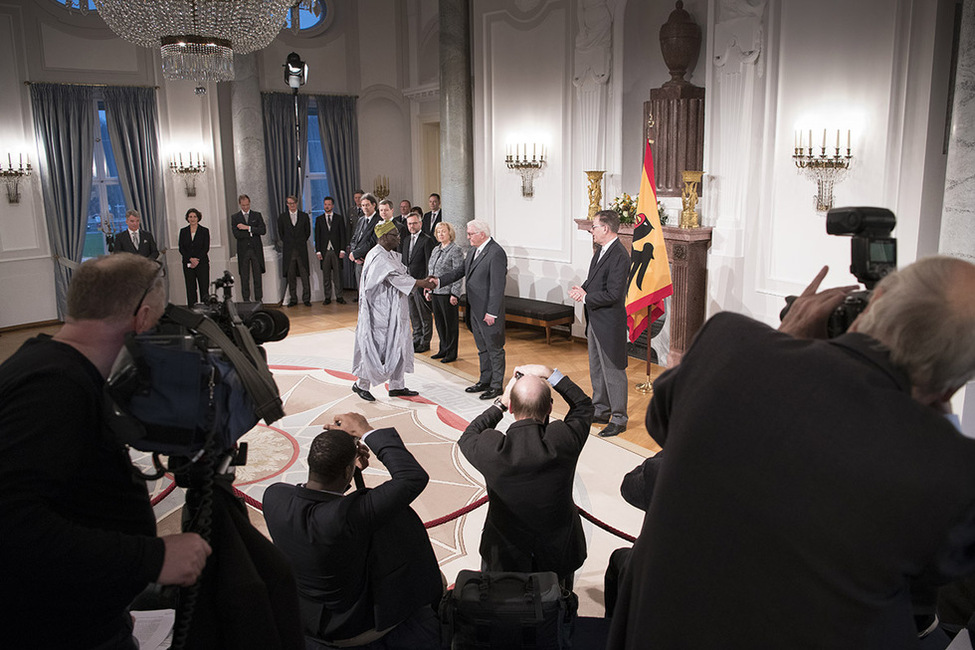 Bundespräsident Frank-Walter Steinmeier beim Defilee der Diplomaten im Langhanssaal anlässlich des Neujahrsempfangs für das Diplomatische Korps in Schloss Bellevue