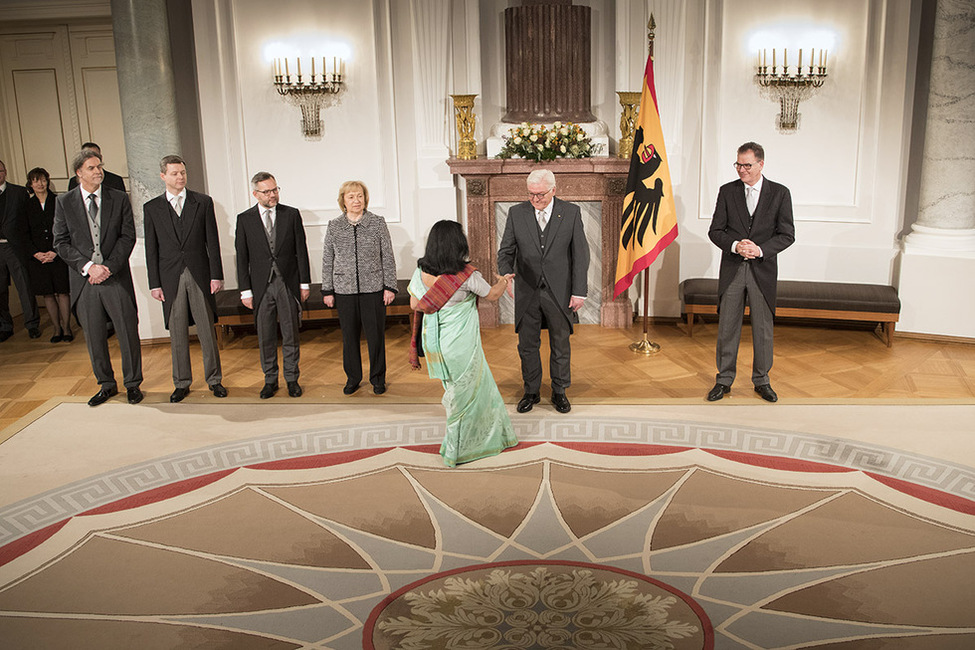 Bundespräsident Frank-Walter Steinmeier beim Defilee der Diplomaten im Langhanssaal anlässlich des Neujahrsempfangs für das Diplomatische Korps in Schloss Bellevue