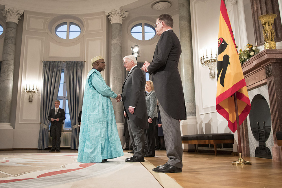 Bundespräsident Frank-Walter Steinmeier beim Defilee der Diplomaten im Langhanssaal anlässlich des Neujahrsempfangs für das Diplomatische Korps in Schloss Bellevue