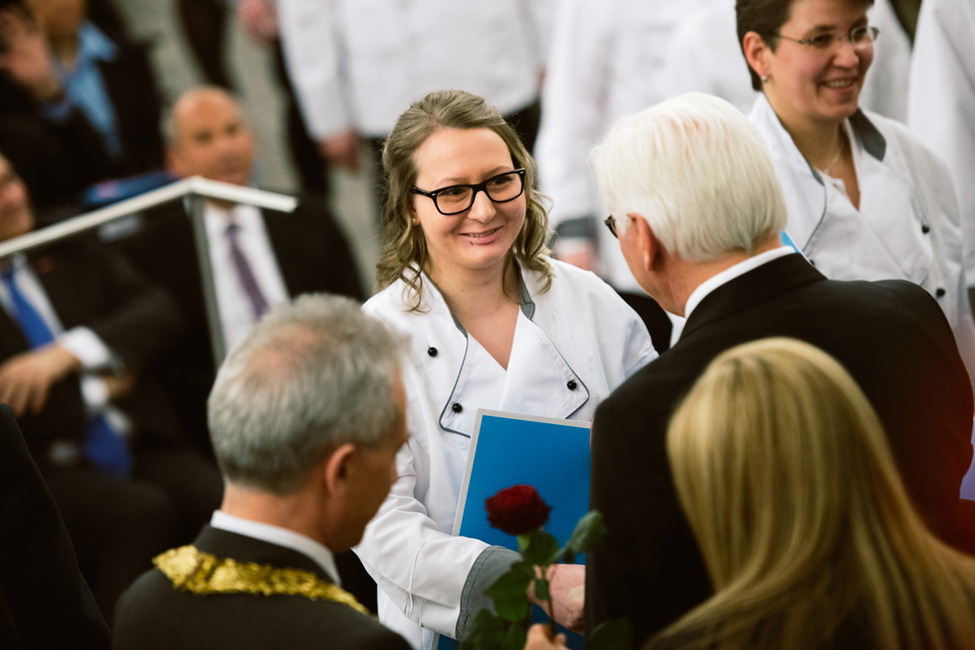 Bundespräsident Frank-Walter Steinmeier gratuliert den Jungmeisterinnen und Jungmeistern bei der Meisterfeier der Handwerkskammer Frankfurt-Rhein-Main im Plenarsaal der Paulskirche in Frankfurt 