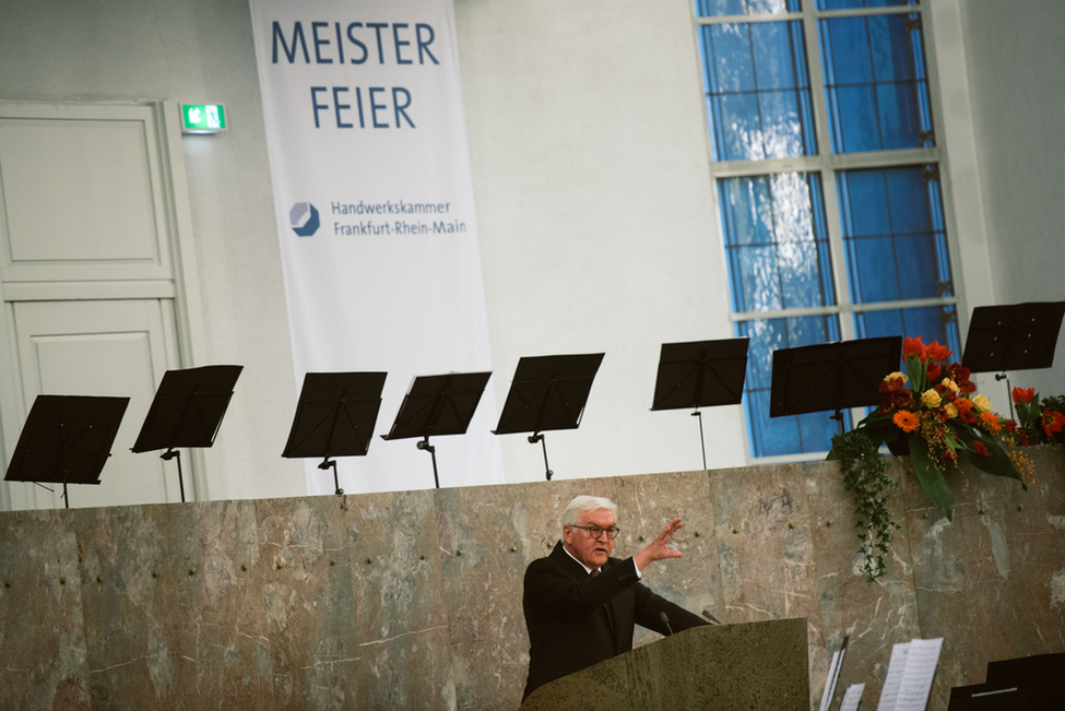 Bundespräsident Frank-Walter Steinmeier hält eine Ansprache bei der Meisterfeier der Handwerkskammer Frankfurt-Rhein-Main im Plenarsaal der Paulskirche in Frankfurt 