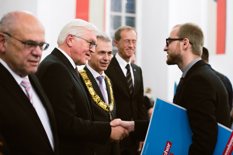 Bundespräsident Frank-Walter Steinmeier gratuliert den Jungmeisterinnen und Jungmeistern bei der Meisterfeier der Handwerkskammer Frankfurt-Rhein-Main im Plenarsaal der Paulskirche in Frankfurt 