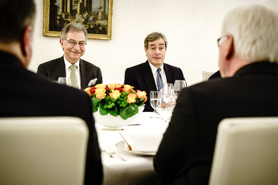 Bundespräsident Frank-Walter Steinmeier beim Gespräch mit den Spitzenvertretern von BDA und BDI anlässlich eines Abendessens im Schinkelsaal von Schloss Bellevue 