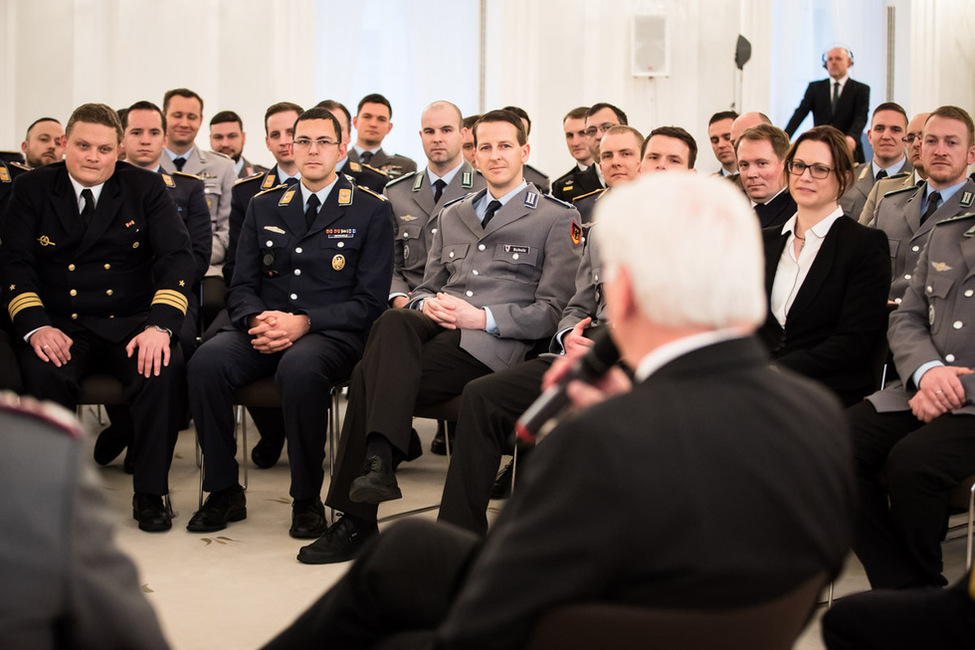 Bundespräsident Frank-Walter Steinmeier beim Austausch mit dem Generalstabslehrgang der Bundeswehr (LGAN) im Großen Saal von Schloss Bellevue 