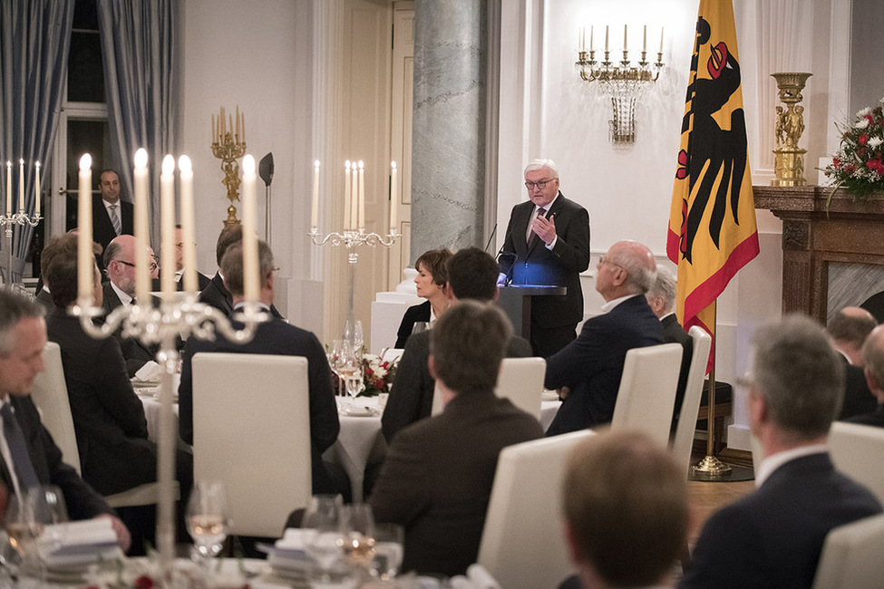 Bundespräsident Frank-Walter Steinmeier hält eine Ansprache beim Abendessen aus Anlass der Vorstandssitzung des Stifterverbandes im Langhanssaal von Schloss Bellevue 