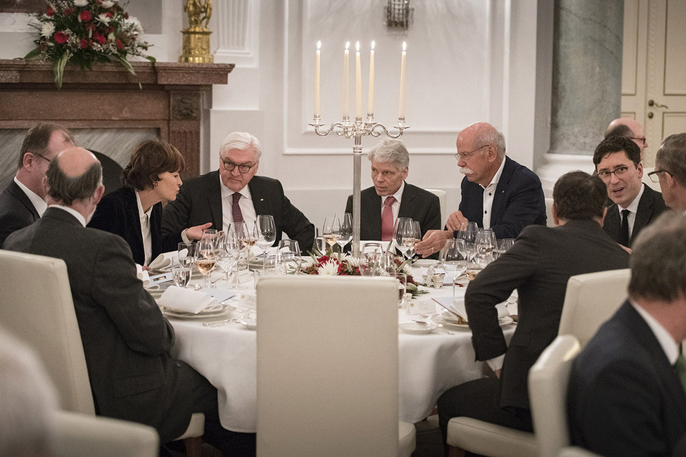 Bundespräsident Frank-Walter Steinmeier tauscht sich beim Abendessen aus Anlass der Vorstandssitzung des Stifterverbandes im Langhanssaal von Schloss Bellevue mit seinen Gästen aus 