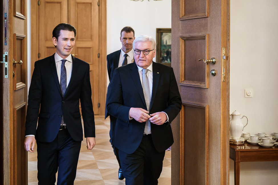 Bundespräsident Frank-Walter Steinmeier beim gemeinsamen Gang ins Amtszimmer mit Sebastian Kurz, Bundeskanzler der Republik Österreich, in Schloss Bellevue 