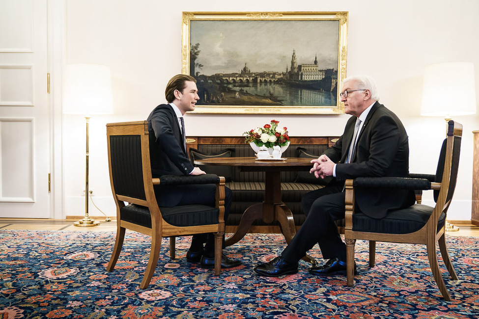 Bundespräsident Frank-Walter Steinmeier beim Gespräch mit Sebastian Kurz, Bundeskanzler der Republik Österreich, im Amtszimmer von Schloss Bellevue 