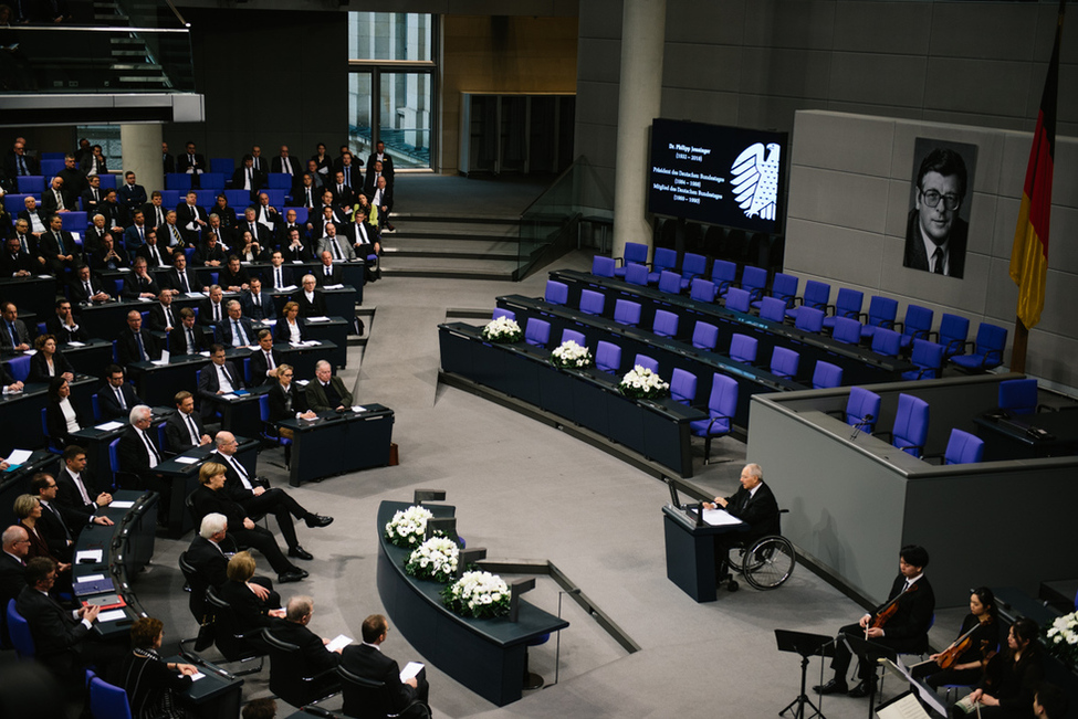 Bundespräsident Frank-Walter Steinmeier lauscht der Ansprache von Bundestagspräsident Wolfgang Schäuble bei seiner Teilnahme am Trauerstaatsakt für Bundestagspräsident a. D. Philipp Jenninger in Berlin 