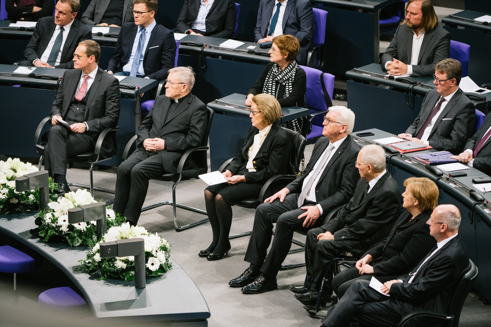 Bundespräsident Frank-Walter Steinmeier lauscht der Ansprache von Bundestagspräsident Wolfgang Schäuble bei seiner Teilnahme am Trauerstaatsakt für Bundestagspräsident a. D. Philipp Jenninger in Berlin 