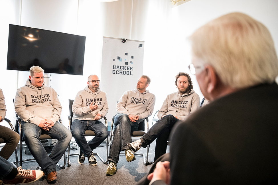 Bundespräsident Frank-Walter Steinmeier beim Besuch des Projekts Hacker School und Hacker School Plus für Flüchtlinge anlässlich des Antrittsbesuchs in Hamburg  