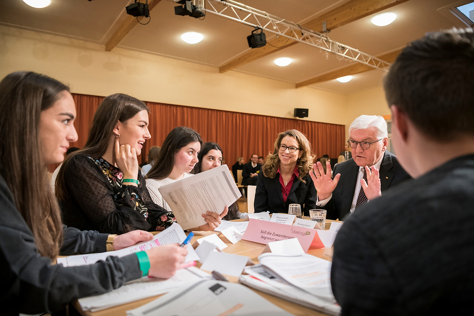 Bundespräsident Frank-Walter Steinmeier im Gespräch mit Schülerinnen und Schülern und Mitgliedern der Hamburgischen Bürgerschaft in der Reihe 'Dialog P' im Lise-Meitner-Gymnasium anlässlich des Antrittsbesuchs in Hamburg  