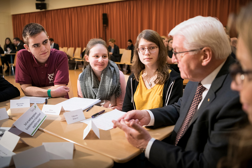 Bundespräsident Frank-Walter Steinmeier im Gespräch mit Schülerinnen und Schülern und Mitgliedern der Hamburgischen Bürgerschaft in der Reihe 'Dialog P' im Lise-Meitner-Gymnasium anlässlich des Antrittsbesuchs in Hamburg  