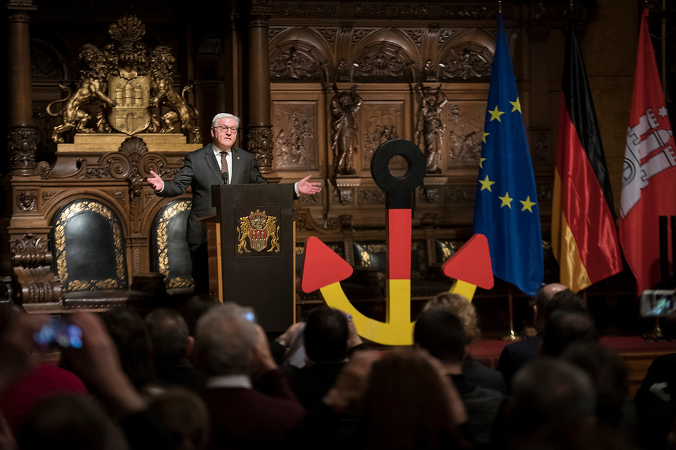 Bundespräsident Frank-Walter Steinmeier hält eine Ansprache bei einer Einbürgerungsfeier im Hamburger Rathaus anlässlich des Antrittsbesuchs in Hamburg  
